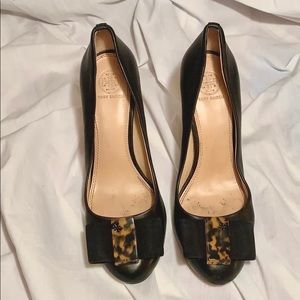 TORY BURCH black heel w/ tortoise shell bow